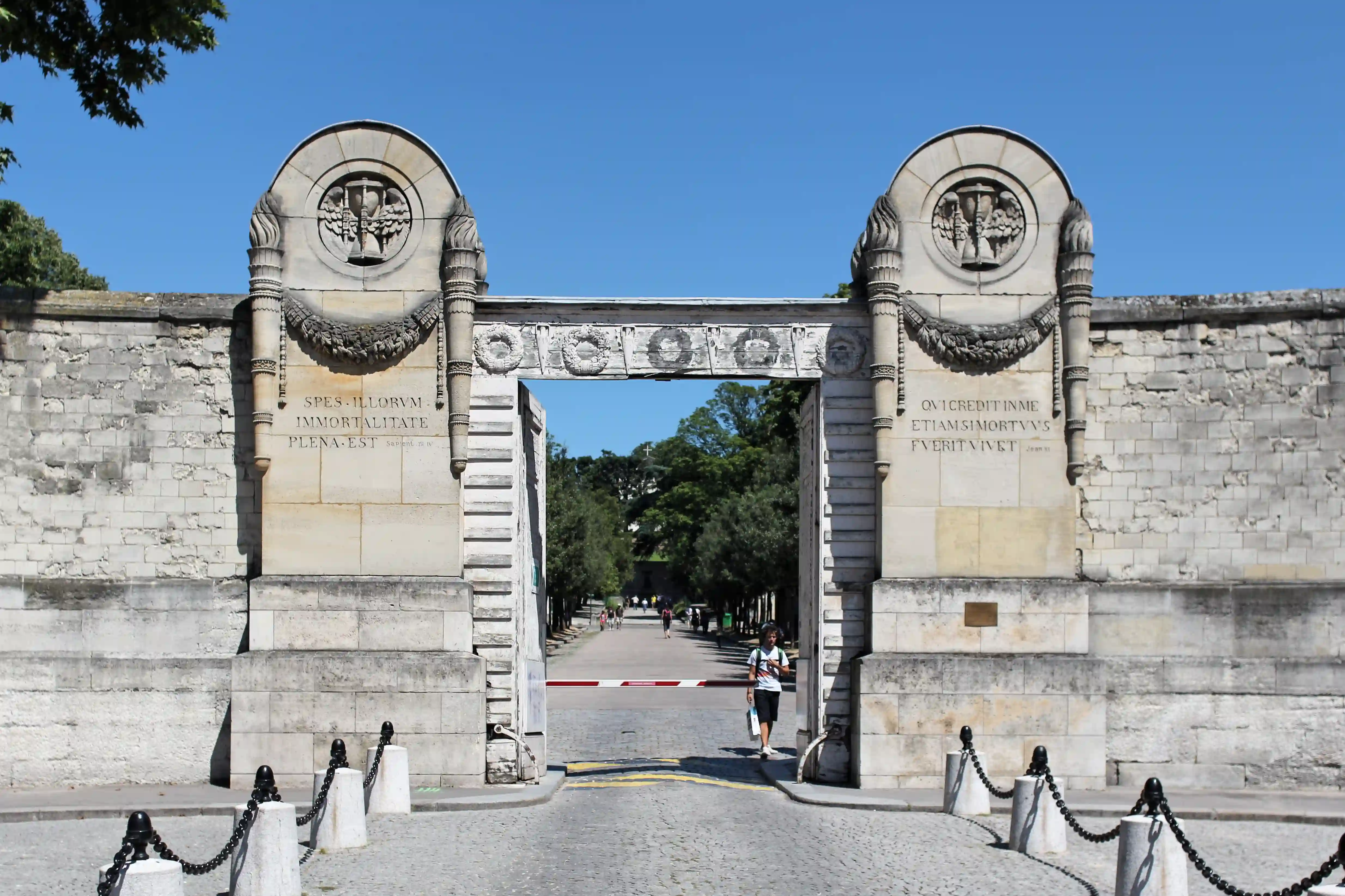 Der Haupteingang des Friedhofs Père Lachaise am Boulevard de Ménilmontant in Paris